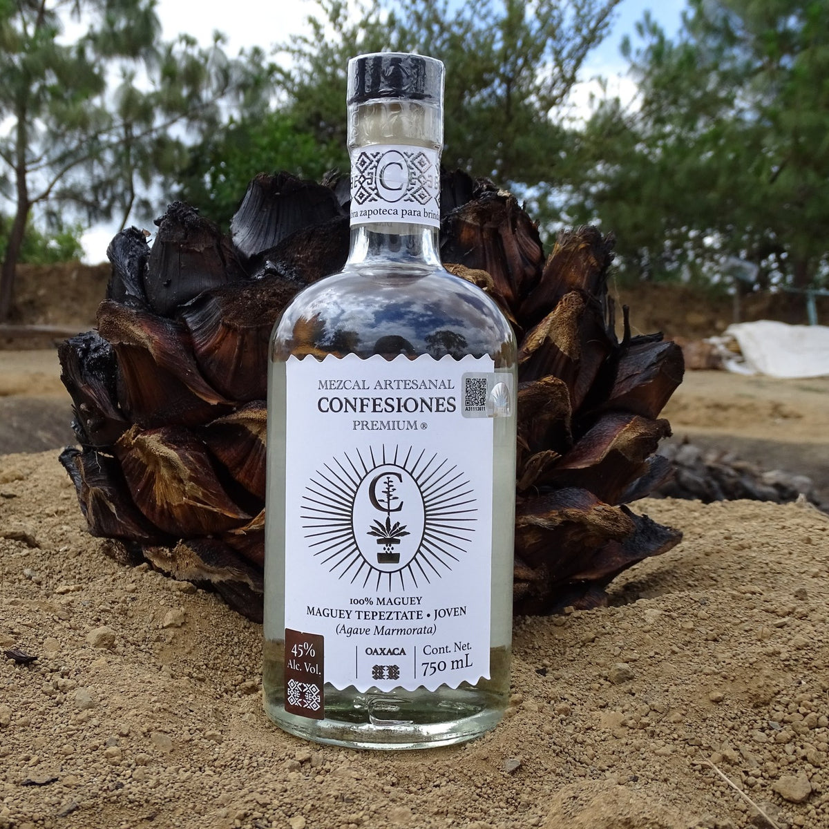 CONFESIONES PREMIUM テペスタテ 750mL（焙焼したアガベの芯の前で）