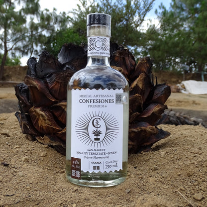 CONFESIONES PREMIUM テペスタテ 750mL（焙焼したアガベの芯の前で）